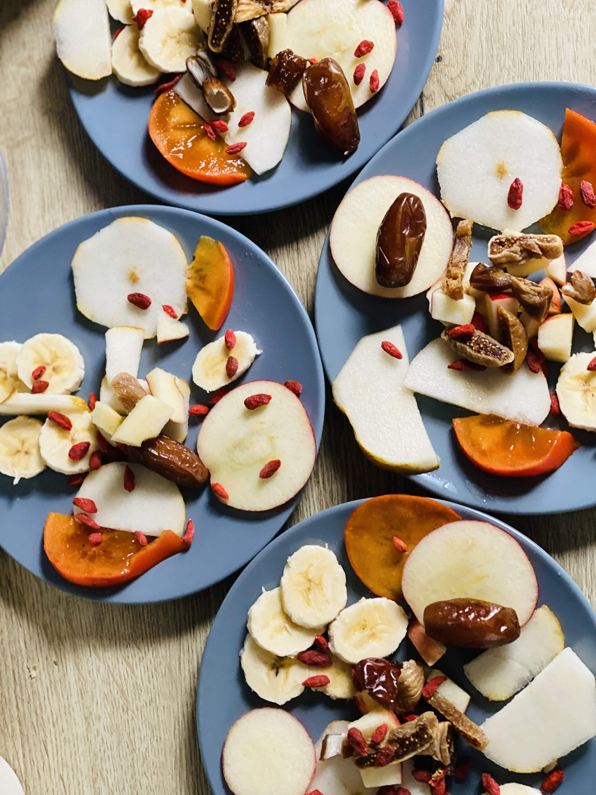 assiette avec fruits (pommes, kakis, dates)