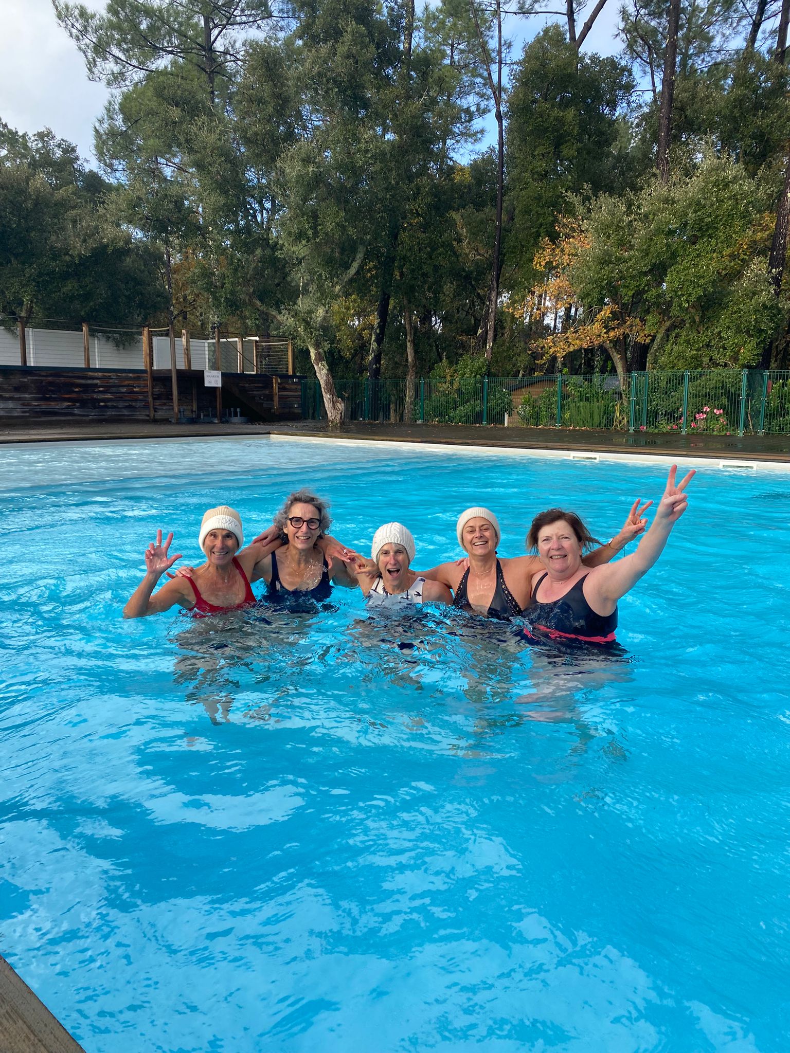 Femmes, bonnet sur la tête, dans piscine