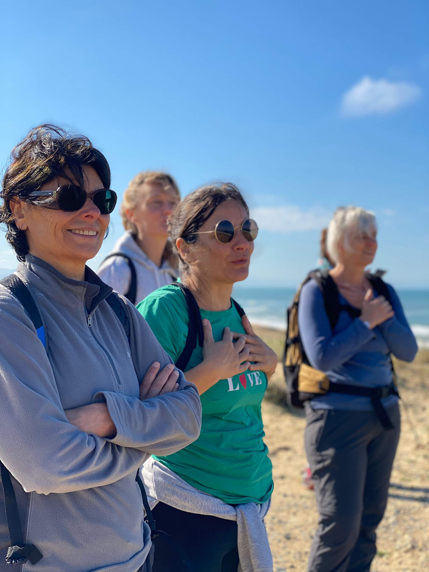 Femmes souriantes regadent toutes vers la même direction