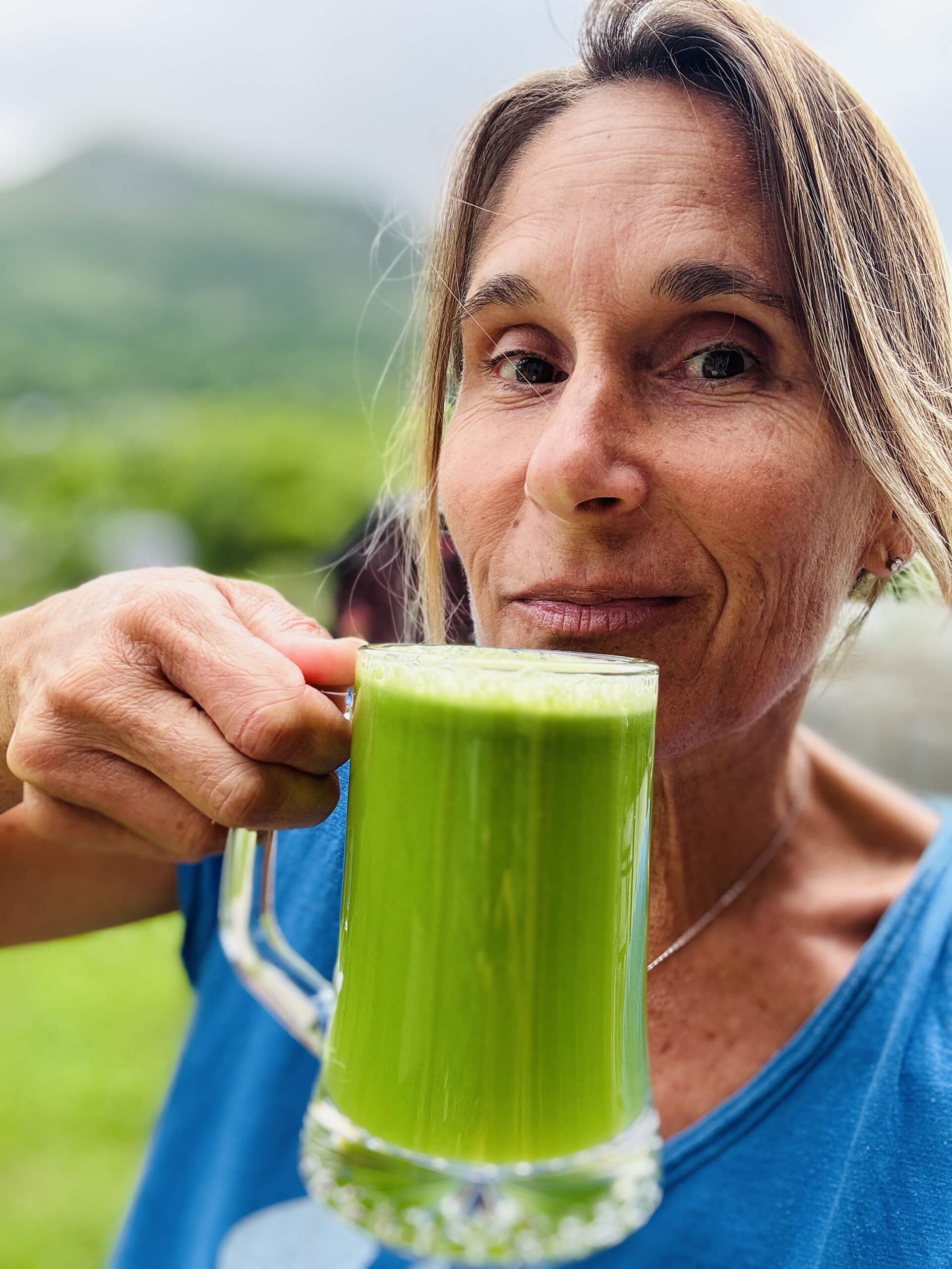 Isa boit une boisson détox
