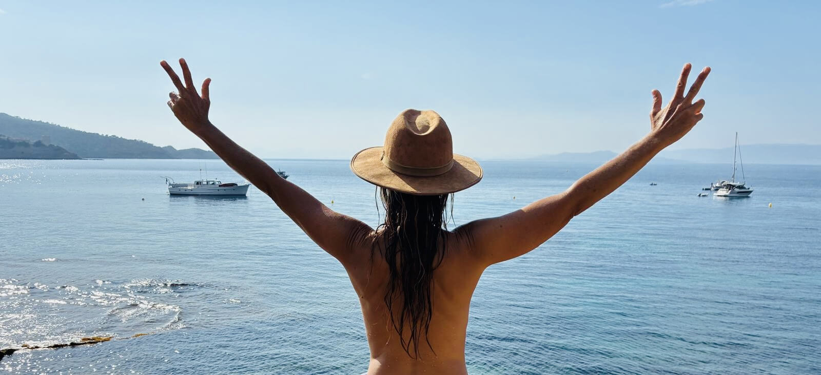 Isa fait des peace and love face à l'Océan