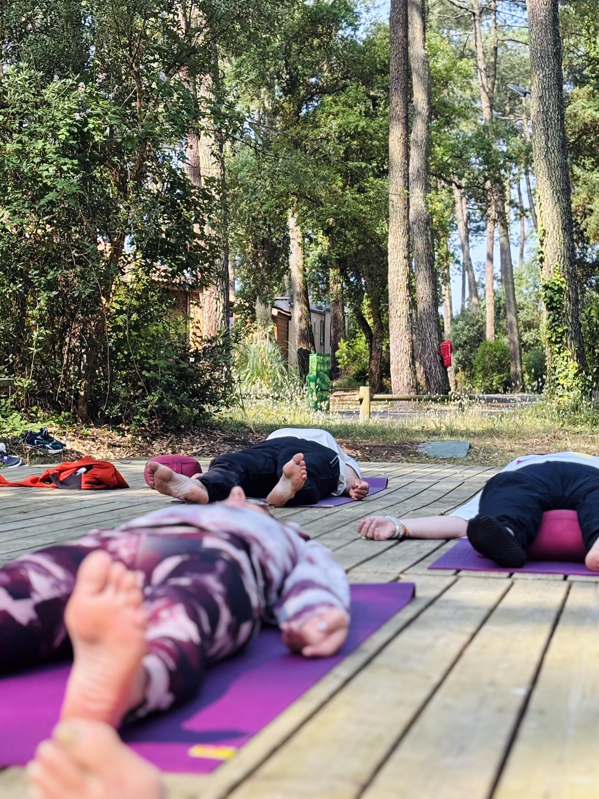 Yogis en Savasana au Green Resort d'Ondres